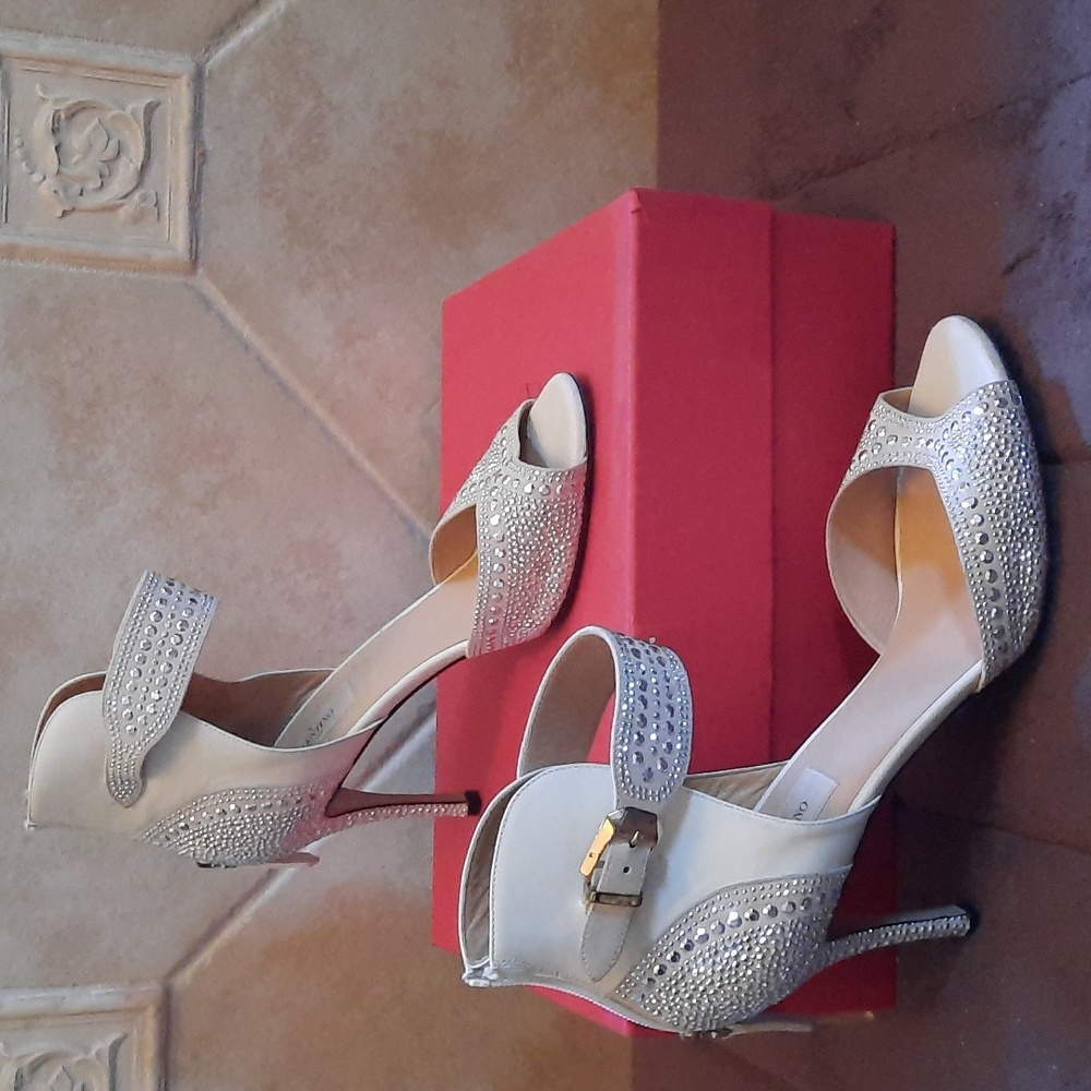 Studded white heels by Valentino - Picture 3 of 5